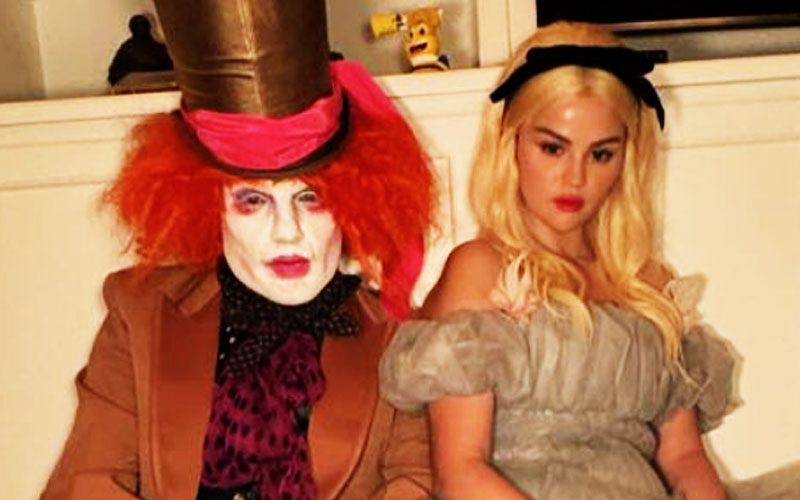 selena-gomez-and-benny-blanco-go-all-out-as-alice-and-the-mad-hatter-for-halloween-06