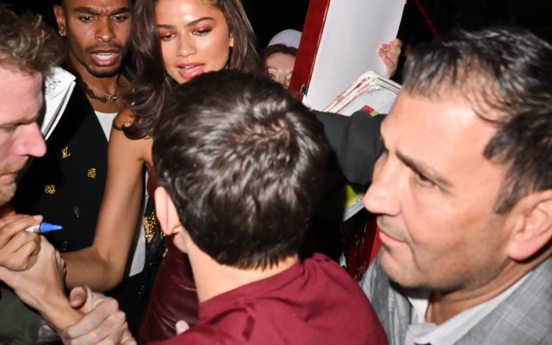 tom-holland-protects-zendaya-from-aggressive-paparazzi-during-nyc-date-night-04