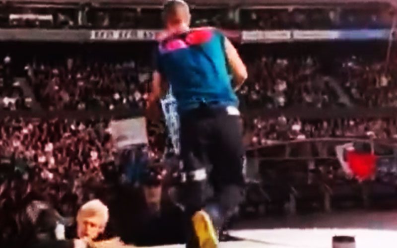 coldplays-chris-martin-laughs-off-onstage-tumble-during-melbourne-concert-28