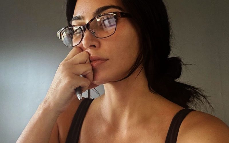 kim-kardashian-shows-off-study-session-style-in-eye-catching-selfie-12