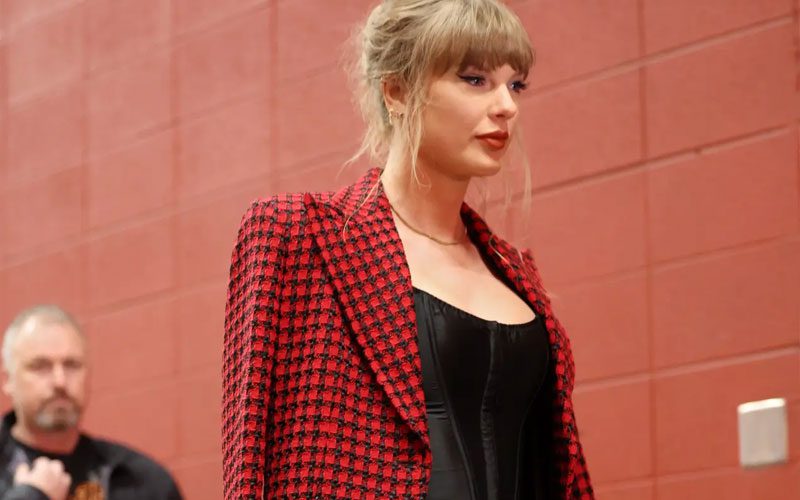 taylor-swifts-security-steps-in-to-protect-her-privacy-at-chiefs-game-entrance-44