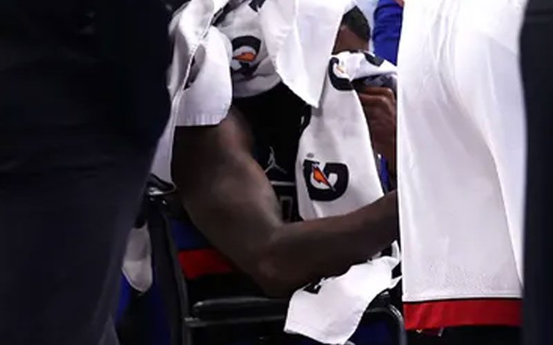 tim-hardaway-jr-leaves-pistons-game-in-wheelchair-after-suffering-scary-head-injury-02